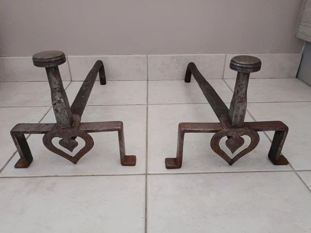 Paire de chenets en laiton dans le style de Raymond Subes En vente sur