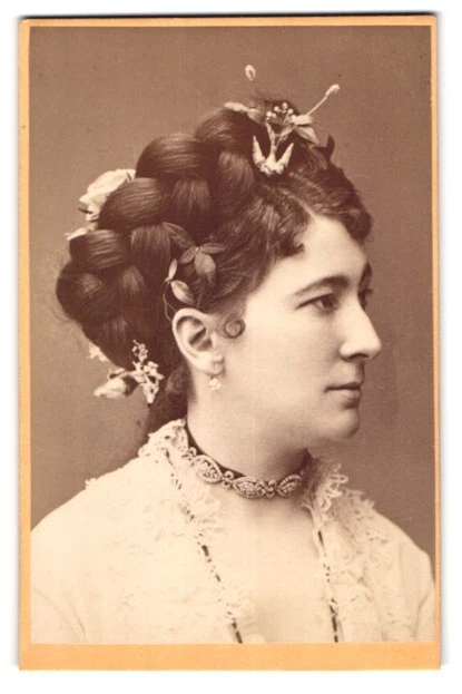 Fotografie Dr. Szekely, Wien, Opernring 1, Portrait Charlotte Wolter mit hochge