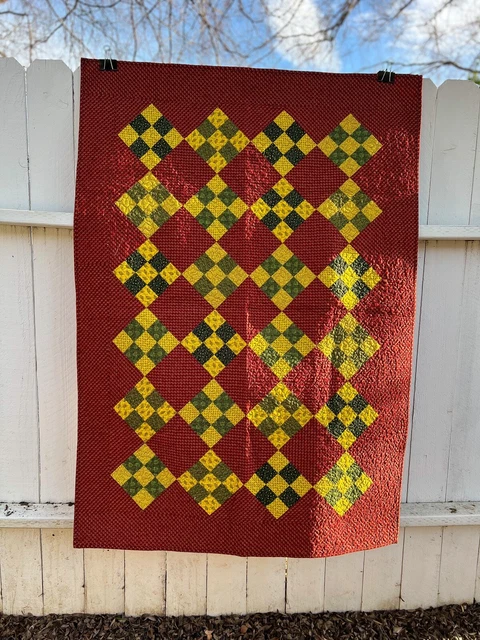 Pequeña cuna cubierta de diamantes rojos amarillos hecha a mano 58 x 41"" apenas usada