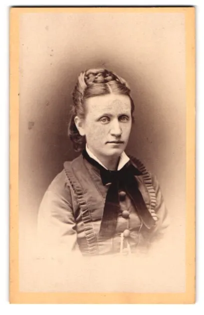Fotografie C. Burghard, Aalen, Portrait junge Dame mit Hochsteckfrisur und Krag