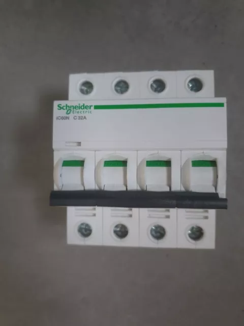 Schneider Electric - Acti9, iC60N disjoncteur 4P 20A courbe C - A9F77420 :  : Bricolage