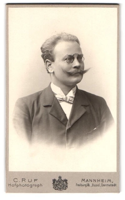 Fotografie C. Ruf, Mannheim, Breitestr. 14, Portrait stattlicher Herr mit Zwick