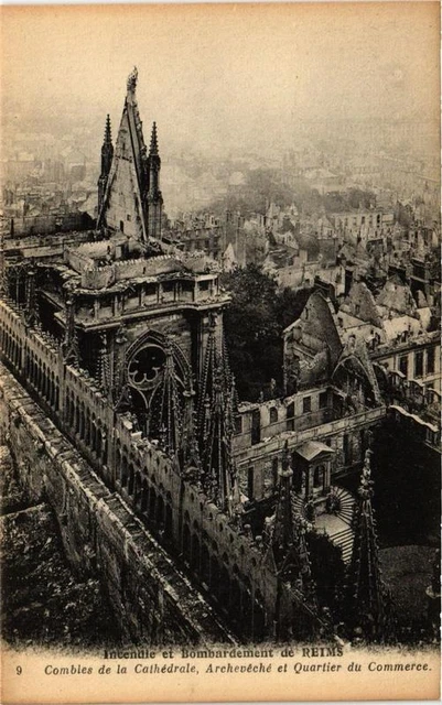 CPA AK Fire & Bombing of Reims Combles de Cathedra MILITARY (731237)