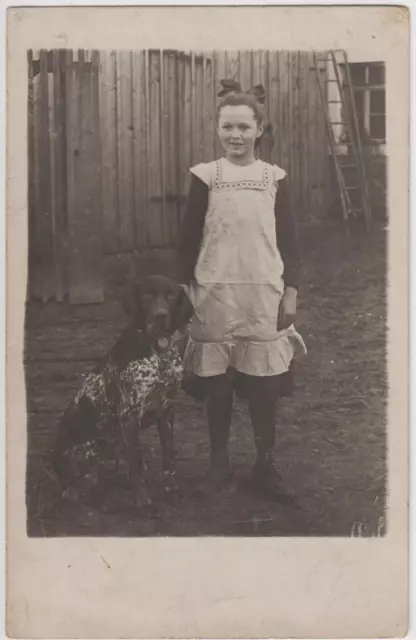 Foto-AK Kind mit Hund - Kleines Mädchen, Tier, Wiese, Scheune, Privatfoto - RAR!