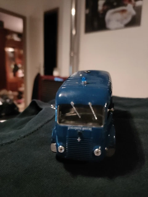 RENAULT JUVAQUATRE LA VACHE QUI RIT NOREV 1:43 de reference 519107