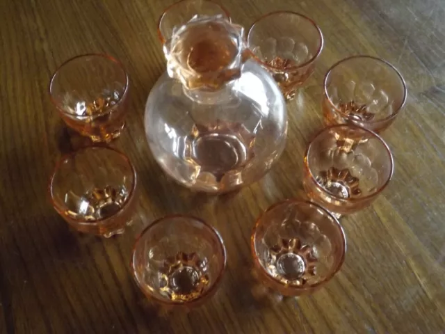 Ancienne Carafe en verre rose avec ses 8 verres à liqueur assortis