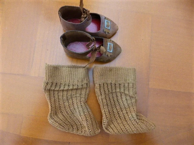 Ancienne paire de chaussures et leur chaussette de poupée XIX/XXeme. T 9 - 8 cm