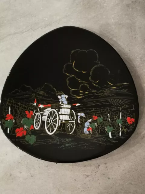 Assiette murale céramique décorée main LONGWY village vinicole numérotée 3522