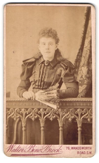 Fotografie Walter Brino Brock, London, 76 Wandsworth Road, Portrait junge Frau
