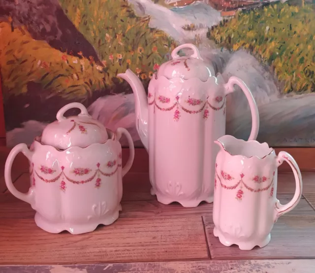 cafetière, sucrier et pot à lait anciens en porcelaine à décor de fleurs