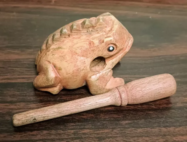 Instrumento musical de percusión guiro raspado a mano rana de madera