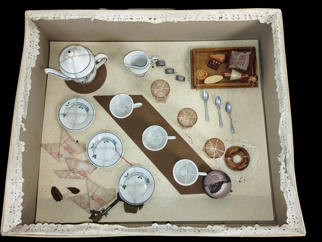 Lot De Vaisselle Ancienne Pour Maison De Poupées - Porcelaine - Espagne XIX-XX