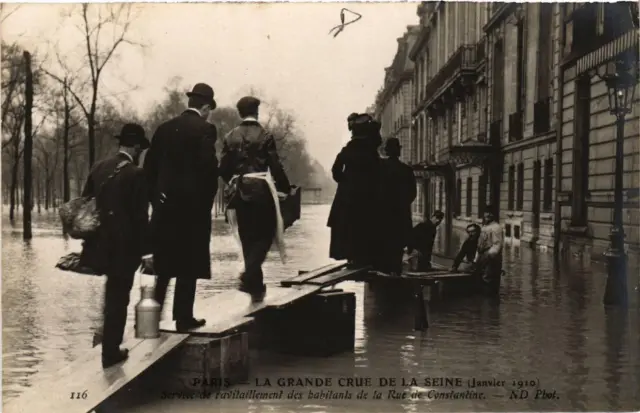 CPA PARIS Service ravitaillement Rue de Constantine INONDATIONS 1910 (605895)