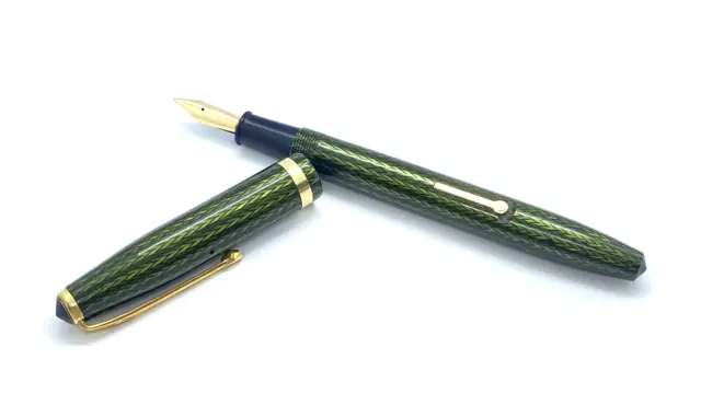 Gorgeous Conway Stewart No 85L, Green Herringbone, 14K Broad Nib, England