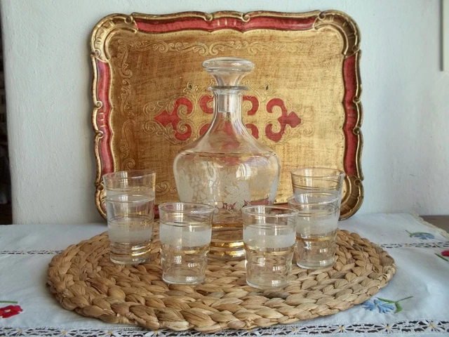 ravissante carafe et six verres à liqueur vintage en verre granité