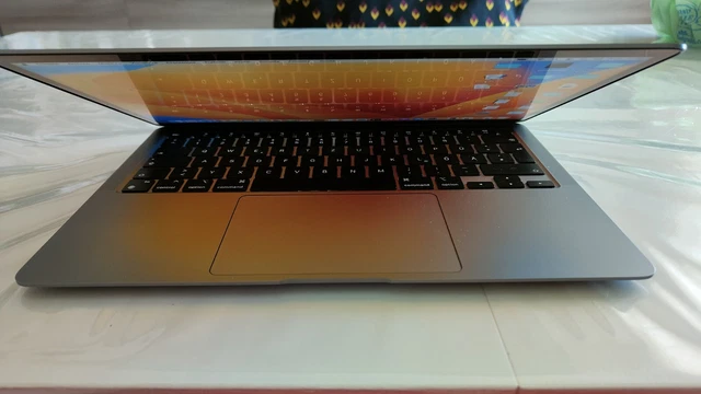 Apple MacBook Air 13" (256GB SSD, M1, 8GB) Laptop - Grigio siderale -...