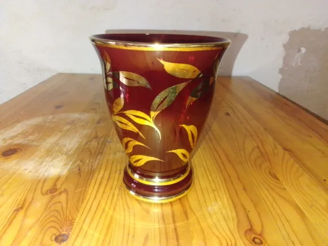 vintage vase verre ou cristal rouge et dorures signé mvm Monaco