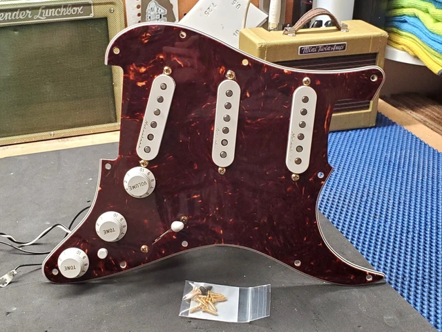 Fender Deluxe Player's Strat LOADED PICKGUARD Vintage Noiseless Pickups Guitar Fender Deluxe Player's Strat LOADED PICKGUARD Vintage Noiseless Pickups Guitar