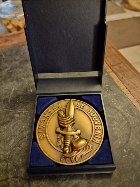 MEDAILLE LE SOUVENIR FRANCAIS DEVOUEMENT (62) EUR 4,00 - FR