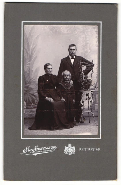 Fotografie Sw. Swensson, Kristianstad, Portrait Eheleute mit Tochter in feierli