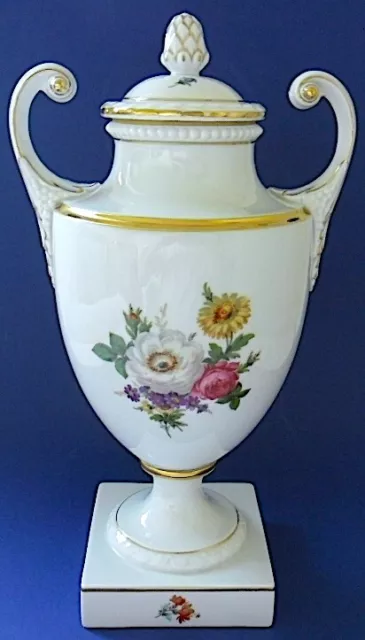 Fürstenberg (fondée en 1747) : ) urne, vase ou pot couvert en porcelaine.