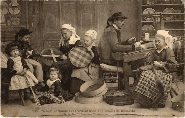 CPA Weaving of the Sieve & Screbles in a Family of Bannalec FRANCE (1025550)