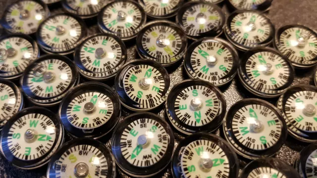 Fluoreszierende Mini Kompasse Compas 1,5cm Brujula Bussola Boussole B-WARE