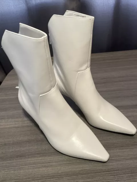 Vince Camuto Cow Derby VC-Quindele Coconut Cream Pointed Zip Ankle Boots 6.5M