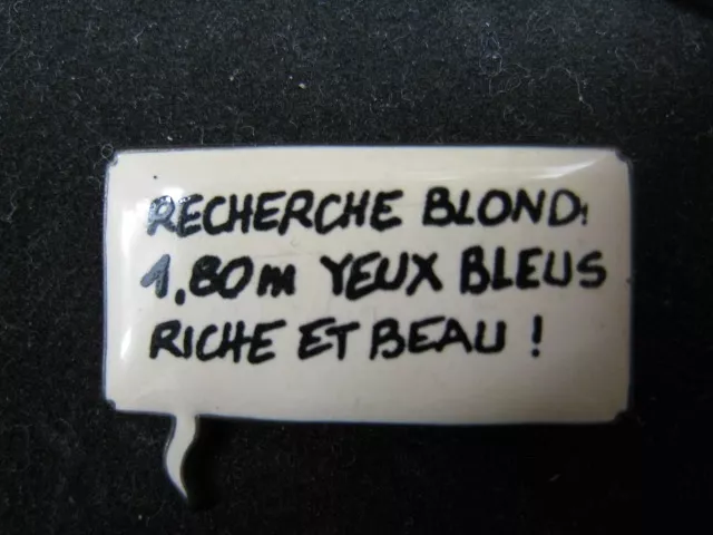 Pin's Folies ** Bulle BD Corner drole "Recherche blond 1,80 m yeux bleux riche