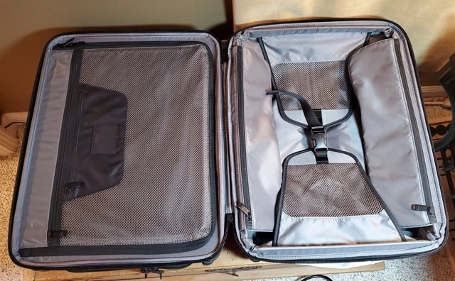 Tumi Alpha 3 Continental Expandable 4 Wheeled Carry-On Black 117162-1041 - $975 8