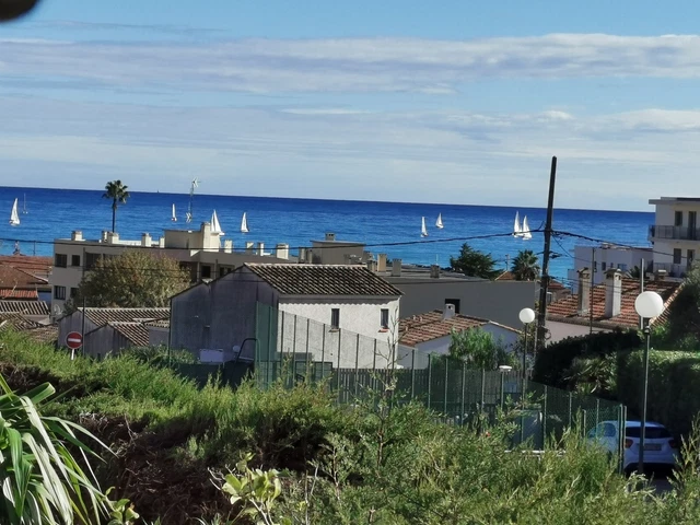Appartement Antibes dans résidence avec tennis, vue mer latérale, refait à neuf