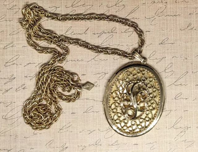 Vintage Sarah Coventry Heirloom Large Photo Locket Filigree Pendant Necklace