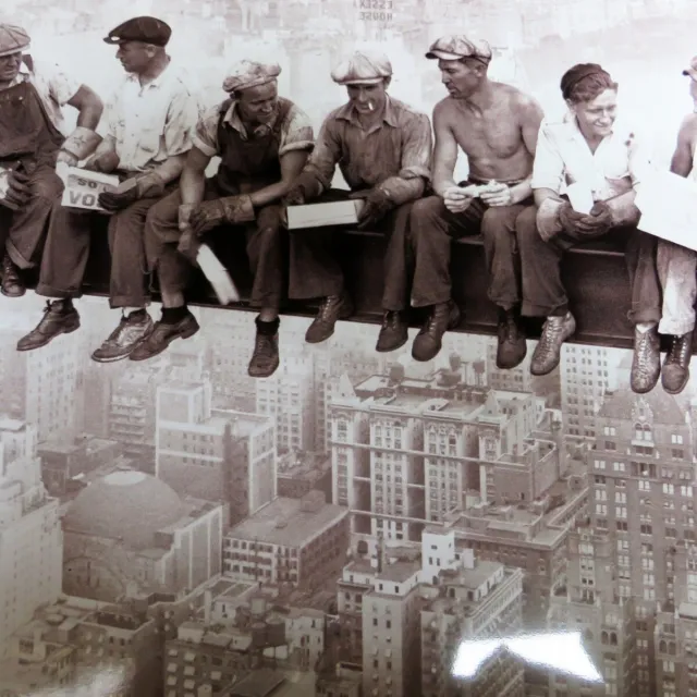 MAN ON BEAM = Altes Blechschild um 1987 RCA-Building Manhattan New York 1932 TOP