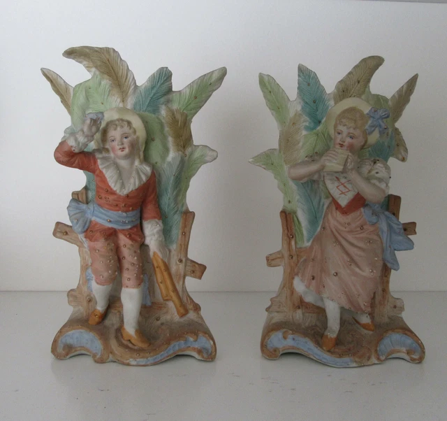 Tres jolie paire de vases en biscuit anciens