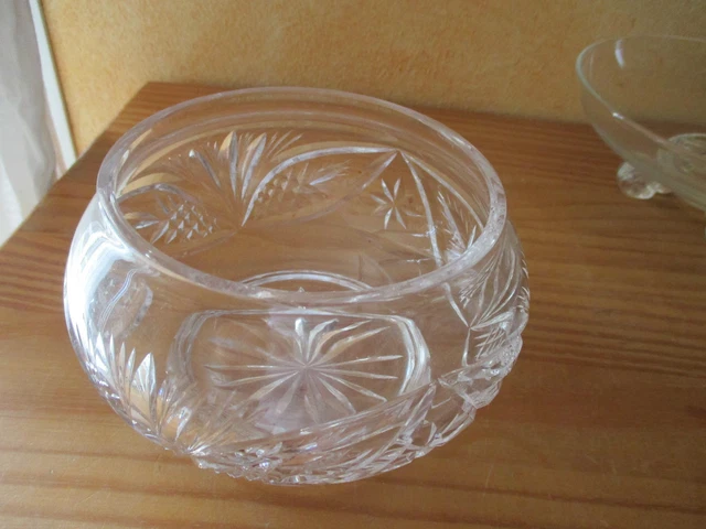 coupe ou bonbonnière en cristal très épais taillé à identifier