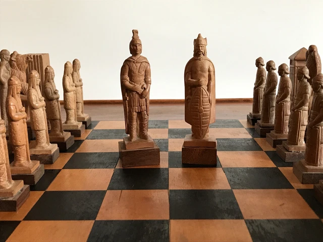 TABLE ÉCHEC BOIS sculpté polychrome XXe siècle avec Usures EUR 300,00