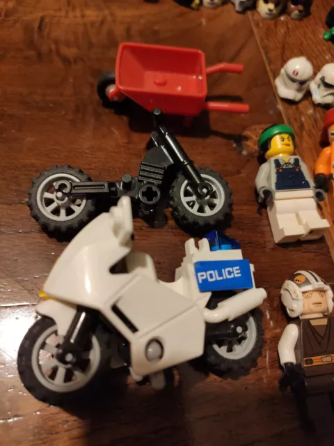 Lot de figurines personnages Star Wars, Batman, Police, Lego et accessoires