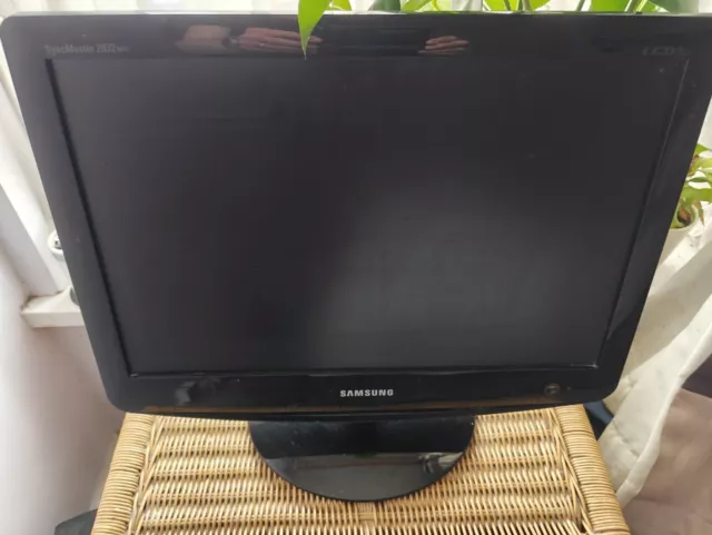 SAMSUNG SyncMaster 2032MW LCD TV monitor & ROKU streaming box