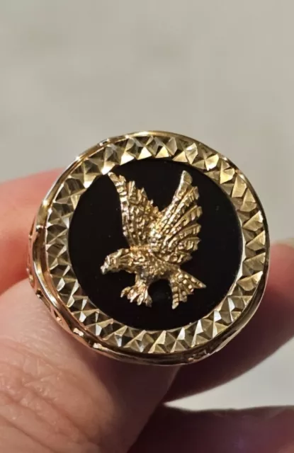 9CT GOLD MENS Eagle Onyx Sovereign Ring £450.00 - PicClick UK