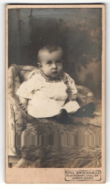Fotografie Emil Brockhaus, Gardelegen, Portrait niedliches Kleinkind im hübsche