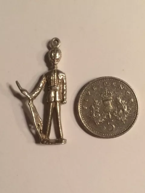 Trouver De Détection De Métal Vintage Charme Argent Sterling Soldat Queens Guard Londres