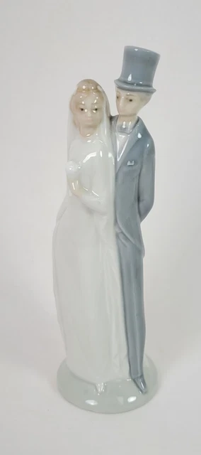 NAO hand made in Spain by Lladro, Daisa bride & groom wedding cake topper pastel