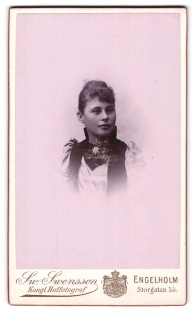 Fotografie Sw. Swensson, Engelholm, Portrait hübsches Mädchen mit Brosche am Kl