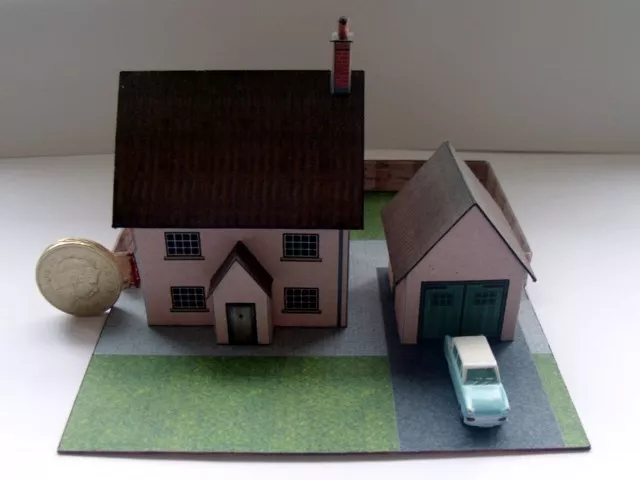 N Gauge  ---  House with Garage and Garden (pink)