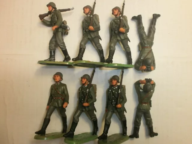 Konvolut 8 alte Elastolin Kunststoff Soldaten zu 7.5cm Wehrmacht Marschzug