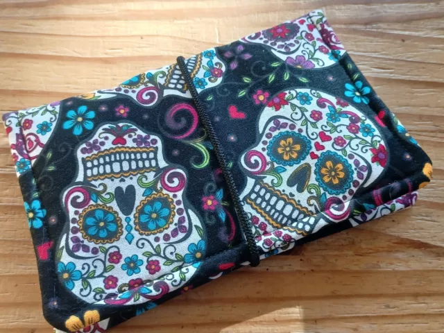 Tabaketui /Tabaktasche / Tabakbeutel / Drehertasche - Totenköpfe  Skulls auf sch