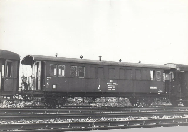 FOTO Waggon DB Karlsruhe 7757 Mannschaftswagen Gleisbauzug 1403 ca14x19 (AGF636)