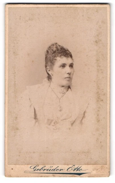 Fotografie Gebrüder Otto, Oranienburg, Berlinerstr. 15, Hübsche Dame im Kleid m