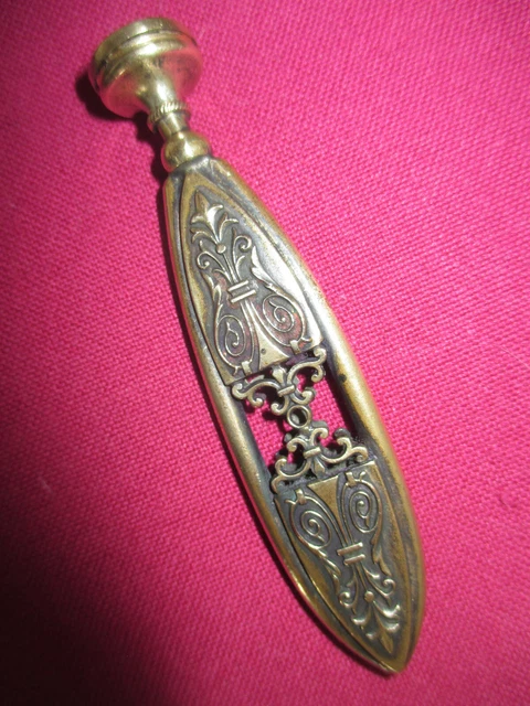 Plaque De Bouchon Bronze Monogramme DC - Ancien Accessoire Oenologie