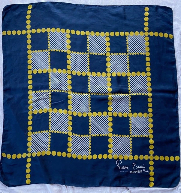 Foulard Vintage PIERRE CARDIN En Soie 100% - Dimensions 77x80 Cm - Rouge - Occasion De Qualité